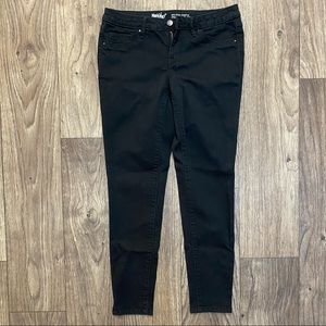MOSSIMO SIZE 4 SHORT BLACK JEGGING